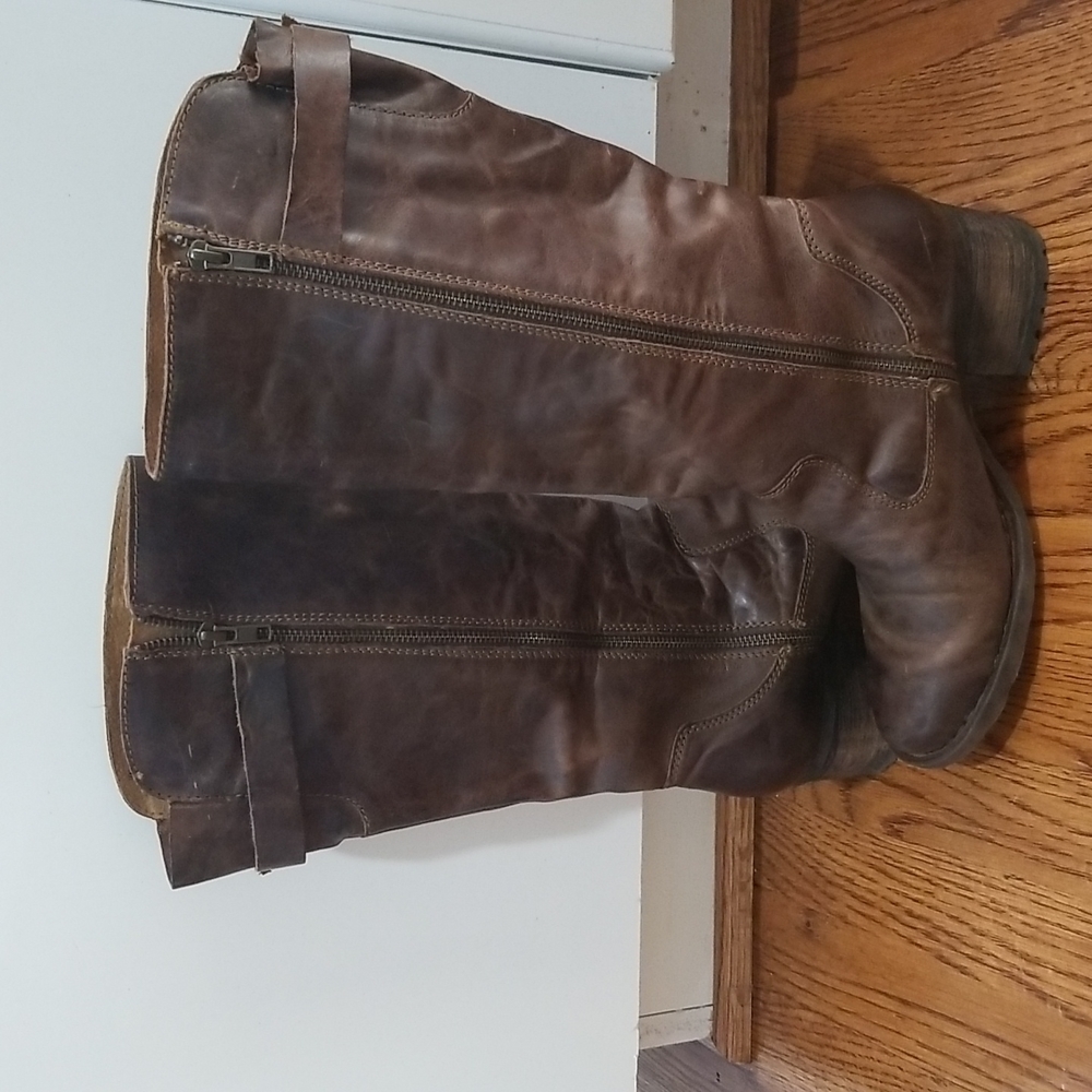 Women’s brown leather Born boots, size 9